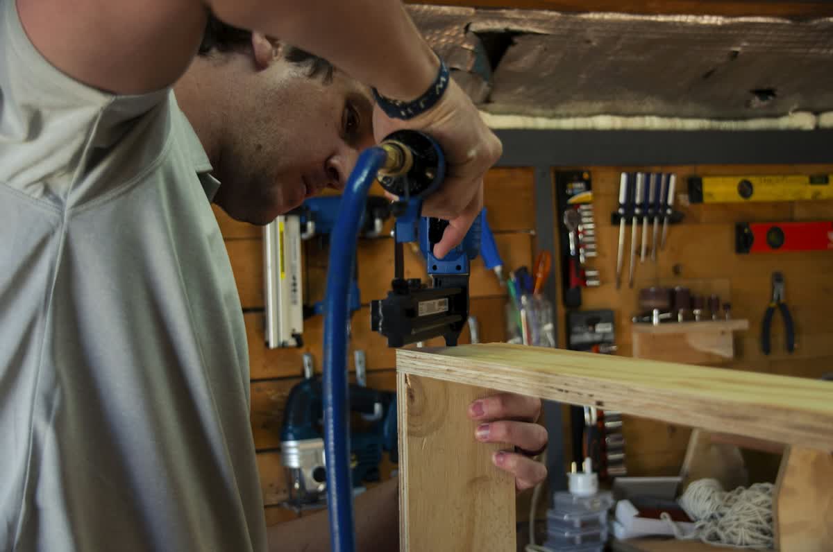 Handwerker bearbeitet ein Holzbrett in seiner Werkstatt