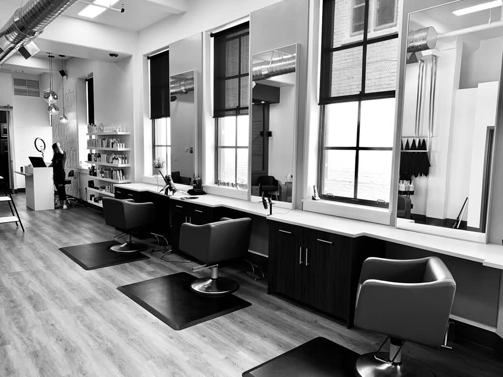 Heller Friseursalon mit Stühlen und Spiegeln