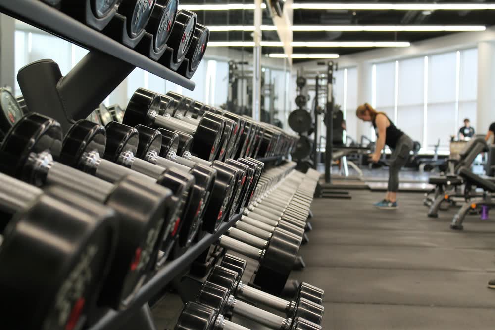 Fitnessstudio mit Hantelreihe