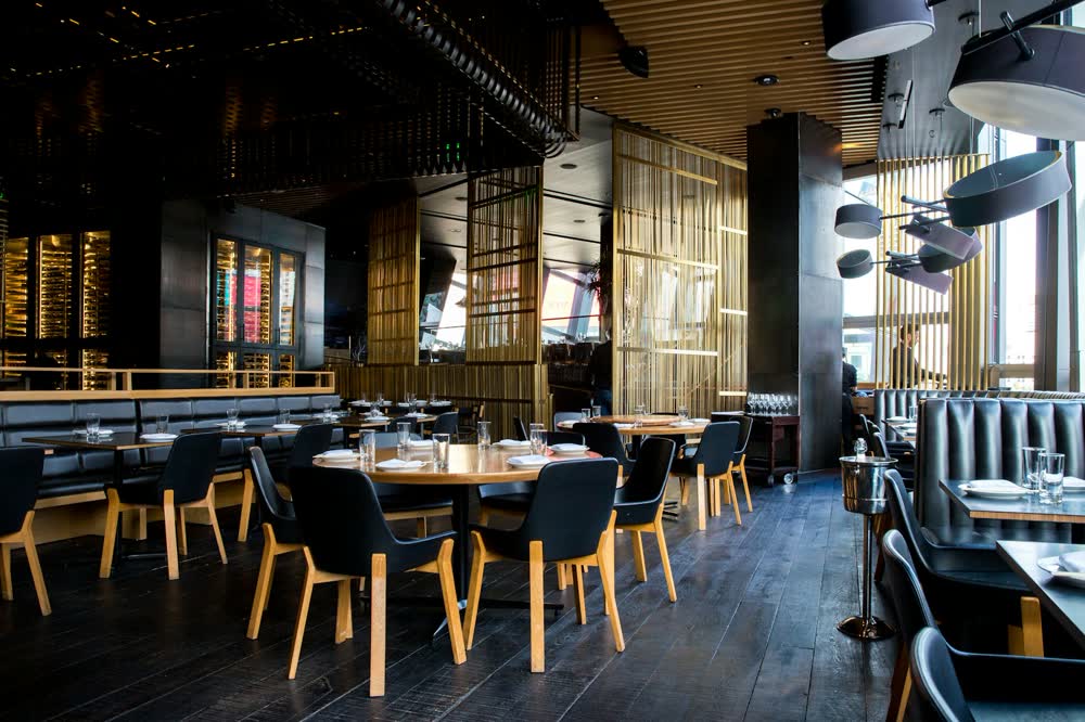 Restaurant mit gedeckten Tischen am Abend