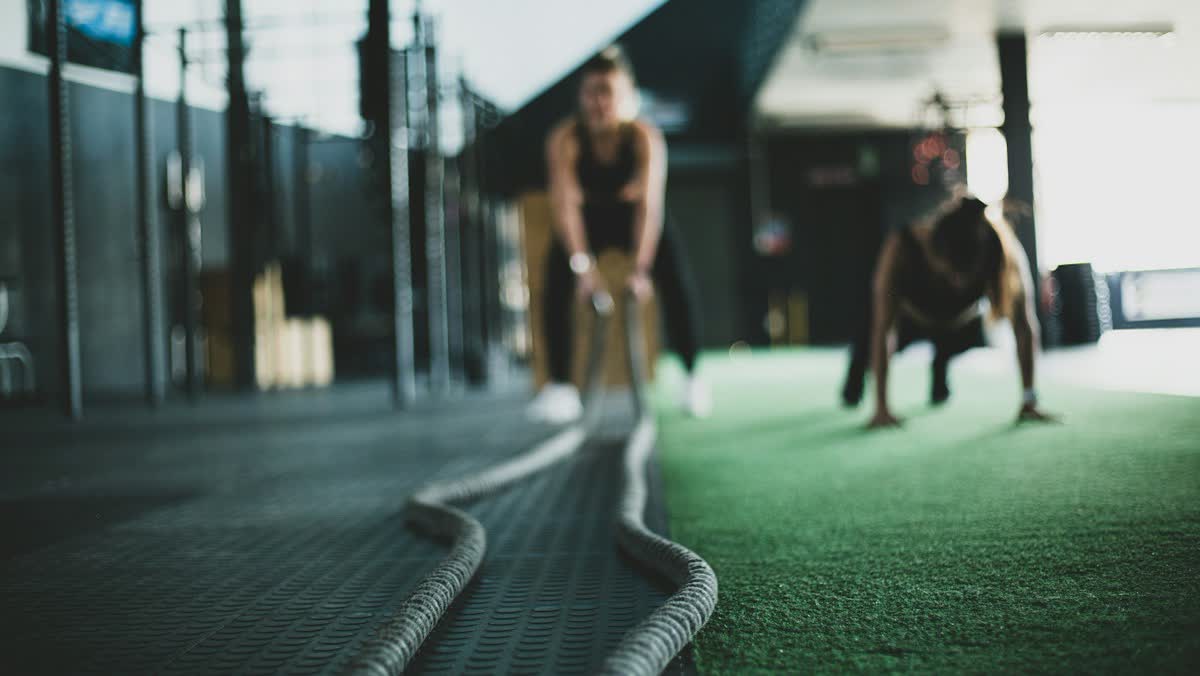 Zwei Personen trainieren in einem Fitnessstudio