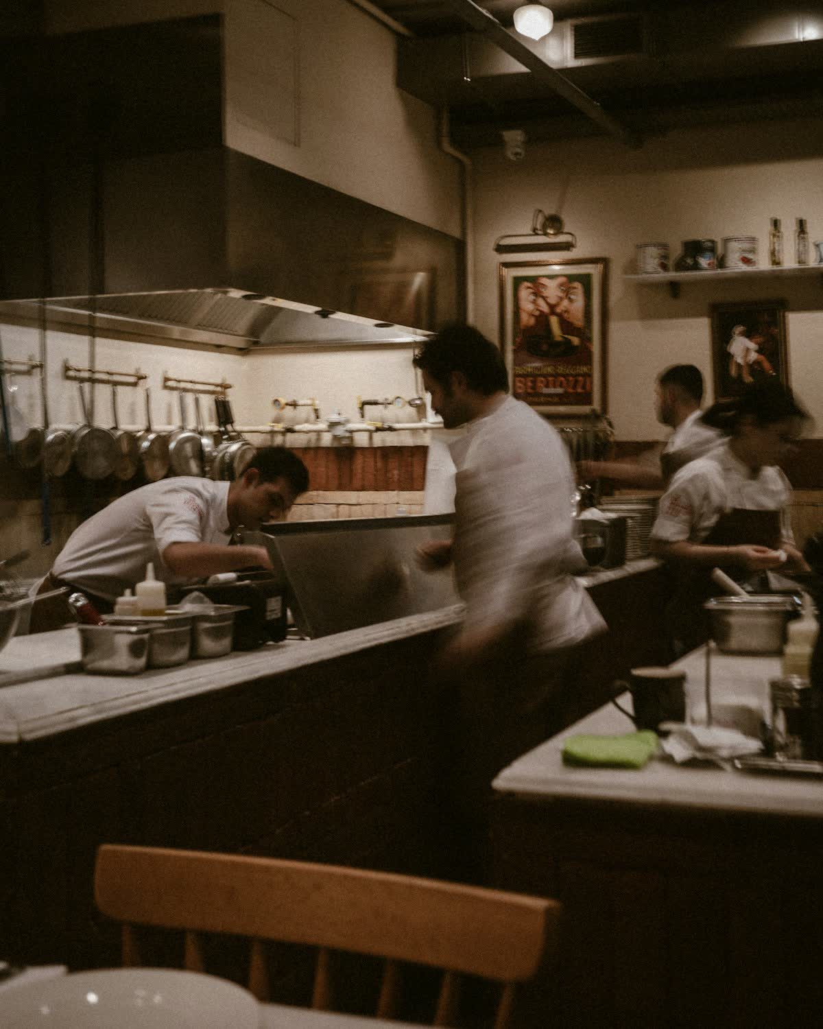 Köche bei der Arbeit in einer Restaurantküche