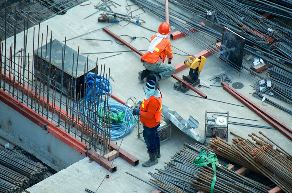 Handwerker bei der Arbeit auf einer Baustelle